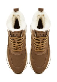 Bruine suède sneakers met nepbont voering, ronde neus en vetersluiting. Voorzien van een 'M' logo aan de zijkant en een gestructureerde witte rubberen zool.