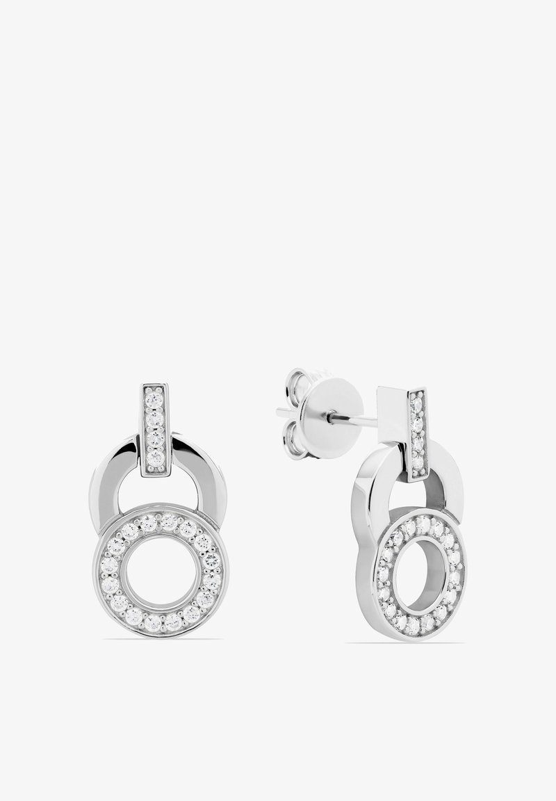 Sølvfarvede øreringe har et sammenflettet cirkulært design, prydet med klare krystaller rundt om én cirkel og en studs bagpå.
