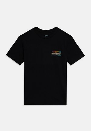 Črna bombažna majica s kratkimi rokavi. Ima pisano pravokotno "Billabong" logotip na levem prsnem delu. Klasičen kroj okroglega izreza.