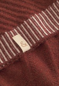 Strickpullover in sattem Burgunderrot mit geripptem Bündchen, das off-white Streifen aufweist. Enthält ein strukturiertes Etikett mit geprägtem '&' Detail.