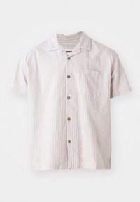 Chemise à manches courtes boutonnée en beige clair avec de fines rayures verticales, dotée d'une poche poitrine et d'un col arrondi, fabriquée en tissu léger.
