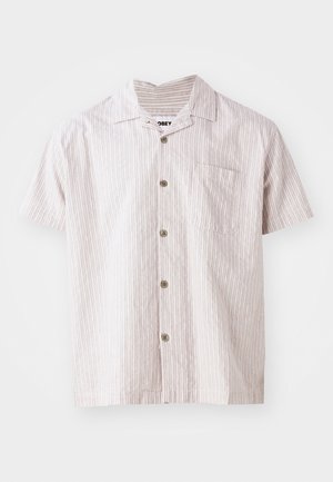 Camisa de botones de manga corta en beige claro con finas rayas verticales, que cuenta con un bolsillo en el pecho y un cuello redondeado, fabricada con tejido ligero.