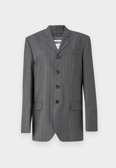 Pilko dryžuota švarkas su įpjautu apykakle, penkių mygtukų uždarymu, dviem priekinėmis kišenėmis ir matomu etikete viduje. Audinys atrodo tekstūruotas.