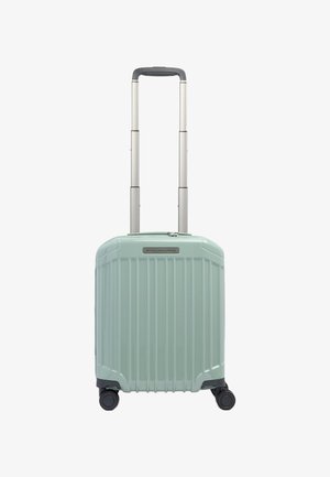 Maleta rígida verde claro con ranuras verticales, cuatro ruedas y asa telescópica extendida.