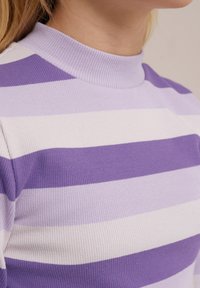 Csíkozott, bordázott kötésű pulóver világos lila és fehér vízszintes csíkokkal. Magas, kerek nyakú, sima textúrával.