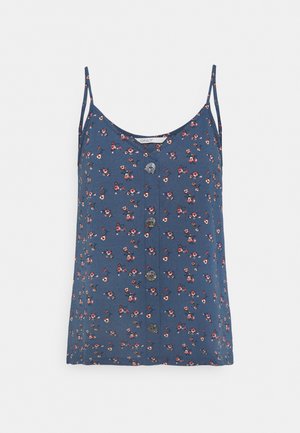 Niebieska bluzka bez rękawów z cienkimi ramiączkami, drobnym czerwono-białym kwiatowym wzorem oraz czterema guzikami z przodu.