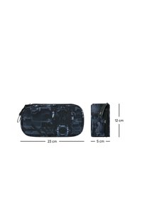 Astuccio nero con un motivo geometrico, chiusura con cerniera e dimensioni di 23 cm x 12 cm x 5 cm. Tessuto dall'aspetto liscio.