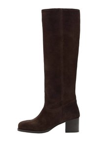 Brązowy zamszowy kozak do kolan z kwadratowym noskiem, obcasem typu słupek i pionowym przeszyciem. Miękka faktura i gładki wygląd.