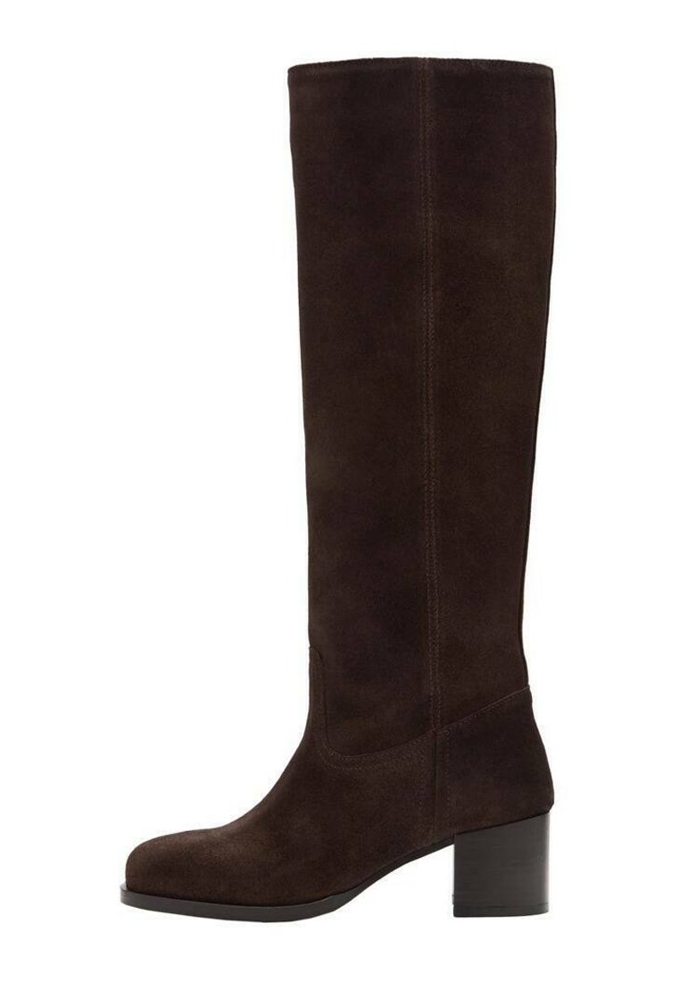 Brązowy zamszowy kozak do kolan z kwadratowym noskiem, obcasem typu słupek i pionowym przeszyciem. Miękka faktura i gładki wygląd.