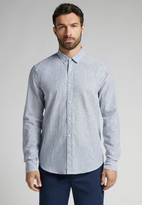 Blau-weiß gestreifte Hemd mit Knöpfen und Kragen, mit langen Ärmeln und abgerundetem Saum. Der Stoff scheint glatt mit einer feinen Textur zu sein.