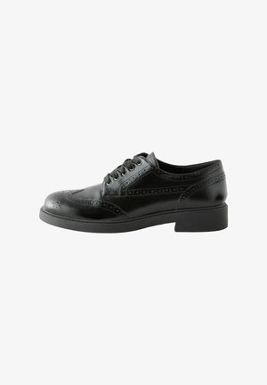 Schwarze Leder-Brogue-Schuh mit durchbrochenen Details, Schnürverschluss, abgerunderter Zehenpartie und einer niedrigen schwarzen Gummisohle. Glatte Oberfläche, klassisches Design.