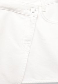 Witte denim shorts met een knoopsluiting, vijfzakken ontwerp en zichtbare stiksels; de textuur is glad met een lichte stretch.