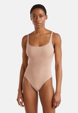 Maillot de bain une pièce nude avec encolure carrée, larges bretelles et jambes échancrées. Tissu lisse et extensible avec un design sans coutures.