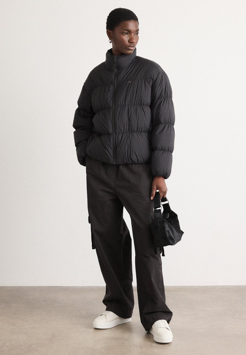 Tommy Jeans RUCHED DOWN PUFFER JACKET - Bunda z prachového peří - black