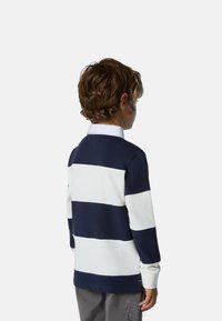 Polo a maniche lunghe in blu navy scuro con strisce orizzontali bianche, colletto bianco e polsini a costine. Tessuto di cotone morbido, vestibilità comoda.