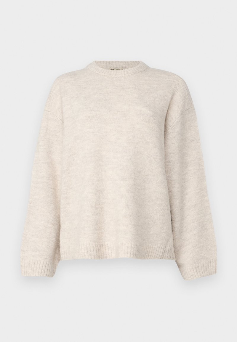 Helle beige gestrickte Pullover mit Rundhalsausschnitt, überschnittenen Schultern und gerippten Bündchen. Weiche Textur, leicht oversized Passform.
