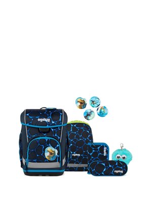 Blau-schwarzes Schulrucksack-Set mit Dinosaurier-Abzeichen, passendem Federmäppchen, kleinerer Tasche und flauschigem blauen Schlüsselanhänger mit wackelnden Augen.