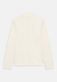 Pullover in pile crema a maniche lunghe con colletto. Presenta un piccolo logo bianco sulla parte superiore della schiena. Texture morbida, design minimalista.