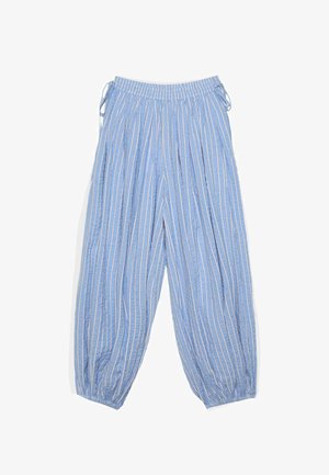 Pantaloni larghi azzurri chiaro con righe verticali bianche, vita elasticizzata con lacci laterali e polsini elastici alle caviglie.