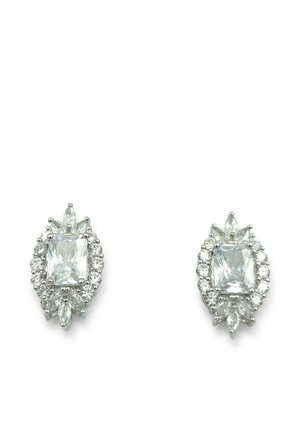 Paar silberfarbener Ohrringe mit rechteckigen klaren Steinen, umgeben von kleinen runden und marquiseförmigen Kristallen auf weißem Hintergrund.