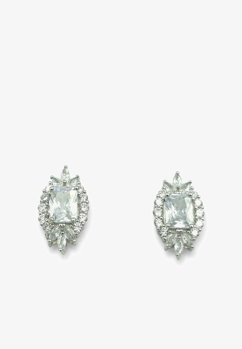 Paire de boucles d'oreilles ton argent avec des pierres rectangulaires claires entourées de petits cristaux ronds et en forme de marquise sur un fond blanc.