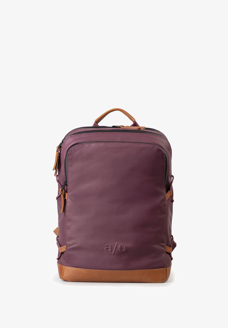 Zaino viola con dettagli in pelle marrone, dotato di spallacci regolabili, manico superiore e scomparti con zip per un'organizzazione ottimale.