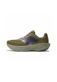 Zapatilla atlética verde oliva con parte superior de punto texturizado, acentos reflectantes morados y una suela acolchada con un diseño ondulado.