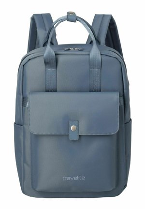 Blauer Travelite-Rucksack mit vorderer Klappentasche, doppelten oberen Griffen, gepolsterten Schultergurten und Reißverschluss.