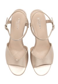 Beige Leder-Sandalen mit offener Zehe, Knöchelriemen und einem V-förmigen Design. Glatte Textur mit einer glänzenden metallischen Innensohle.