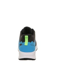 Černo-modrá sportovní bota s texturovaným svrškem, bílou podrážkou a neonově zeleným poutkem na patě pro snadnější obouvání.