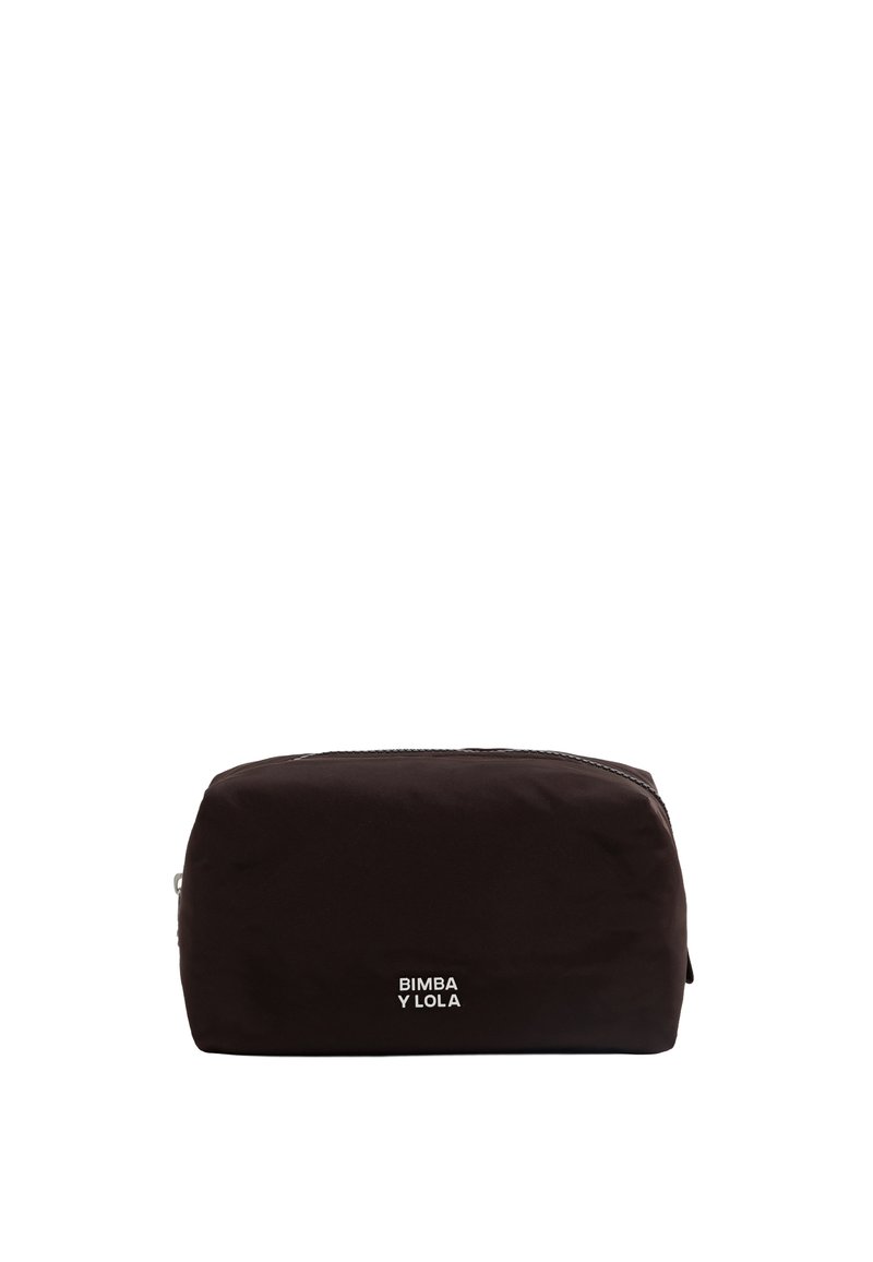 Borsetta cosmetica nera in nylon con forma arrotondata, chiusura superiore con zip e stampa del logo bianco "BIMBA Y LOLA" sul davanti. Texture liscia.