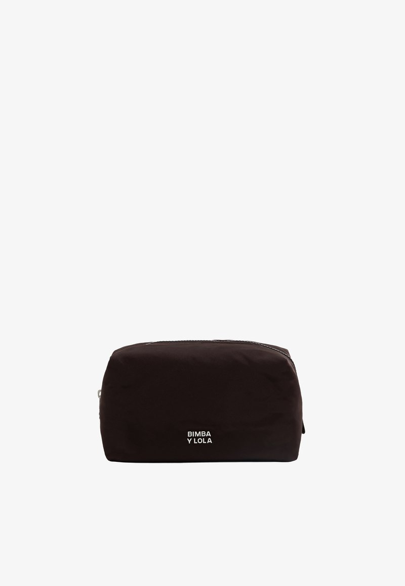 Borsetta cosmetica nera in nylon con forma arrotondata, chiusura superiore con zip e stampa del logo bianco "BIMBA Y LOLA" sul davanti. Texture liscia.
