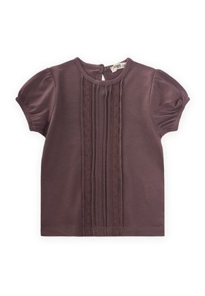 Kurzarm, mauve Baumwolloberteil mit rundem Halsausschnitt, Knopfverschluss auf der Rückseite und vorderem Faltendesign mit Spitzenverzierungen.