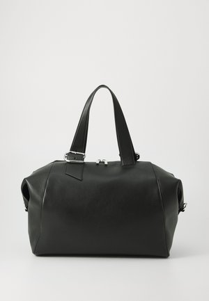 Sac de voyage en cuir noir avec poignées robustes, quincaillerie en argent, texture lisse et forme arrondie. Fermeture éclair en haut.