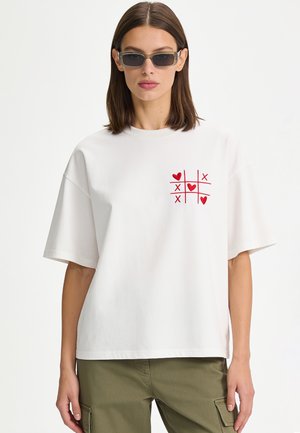 Mira Paris LOVE WINS EMBROIDERY OVERSIZED BOXY TEE 26 UNISEX - T-Shirt print - white