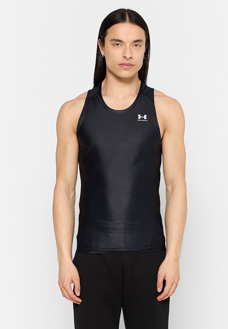 Canottiera atletica senza maniche nera realizzata in materiale leggero e liscio. Presenta un collo rotondo e un piccolo logo sulla parte superiore sinistra.