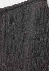 Tissu gris foncé avec une fine texture côtelée verticale et un léger éclat, montrant un bord élastique froncé en haut.