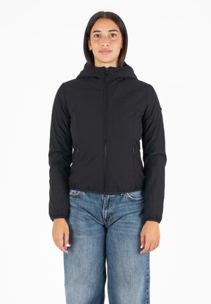 Zwarte zip-up jack met een capuchon, voorzien van elastische manchetten en voorkruiszakken. Gemaakt in combinatie met lichtblauwe, comfortabel zittende jeans. Eenvoudig en functioneel ontwerp.