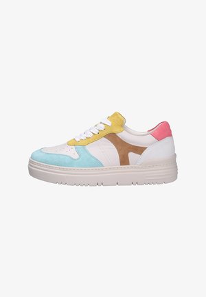 Sneaker multicolore avec une base en cuir blanc, des accents en daim bleu, jaune, rose et marron, et une épaisse semelle en caoutchouc blanc avec un système de laçage.