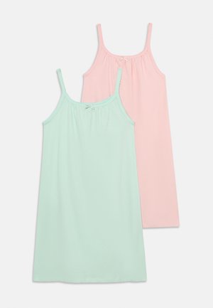 To ærmeløse natkjoler i pastelfarver, en lysegrøn og en lyserød, med tynde stropper og små sløjfer ved halsudskæringen.
