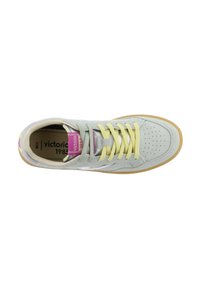 Hellgrüne Wildleder-Sneaker mit gelben Schnürsenkeln, perforierter Zehenpartie, weißen Akzenten und einer Gummisohle. Logo auf der Zunge. Klassisches Low-Top-Design.