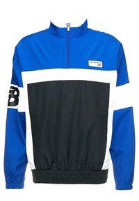 Blå halvdraget pulloverjacka med svarta och vita detaljer. Har elastiska manschetter och nederkant, märkesetikett på bröstet. Slät tygtextur.