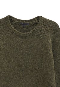 Olivgrüner gestrickter Pullover mit rundem Ausschnitt, gerafftem Kragen und strukturiertem Stoff. Mit einem Etikett mit "bugatti"-Markenaufdruck und Größe 'S'.