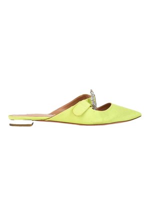 Gul slip-on flad sko med spids tå, lav hæl og sølv dekorativt spænde på toppen.