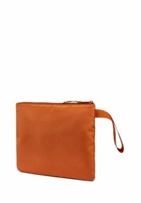 Sacchetto in tessuto arancione con chiusura a zip, forma piatta e una tracolla laterale. Texture liscia con cuciture rinforzate. Senza motivi o loghi visibili.