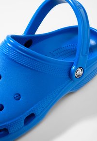 Crocs CLASSIC UNISEX - Mulas - blue
