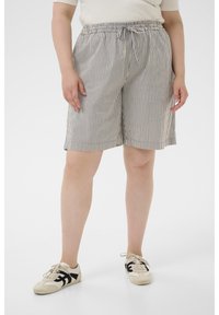 Shorts rayés mi-genoux avec taille élastique et cordon de serrage ; fabriqués en tissu léger de couleur beige et marine.