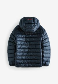 Chaqueta acolchada azul marino con capucha, con un diseño acolchado y acabado brillante. Incluye costuras horizontales pronunciadas y un sutil detalle de logo.