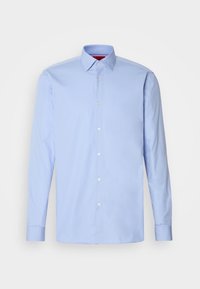 Camicia button-up azzurro chiaro in cotone, con colletto standard, maniche lunghe e orlo arrotondato, bottoni bianchi e colletto interno rosso.