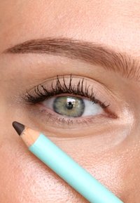 In primo piano un occhio con ciglia colorate e sopracciglia ben definite, accanto a una matita blu chiaro con punta scura per l'applicazione.